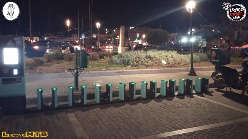 3 &mu;ή&nu;&epsilon;&sigmaf; &Kappa;&omicron;&iota;&nu;ό&chi;&rho;&eta;&sigma;&tau;&alpha; &Pi;&omicron;&delta;ή&lambda;&alpha;&tau;&alpha;