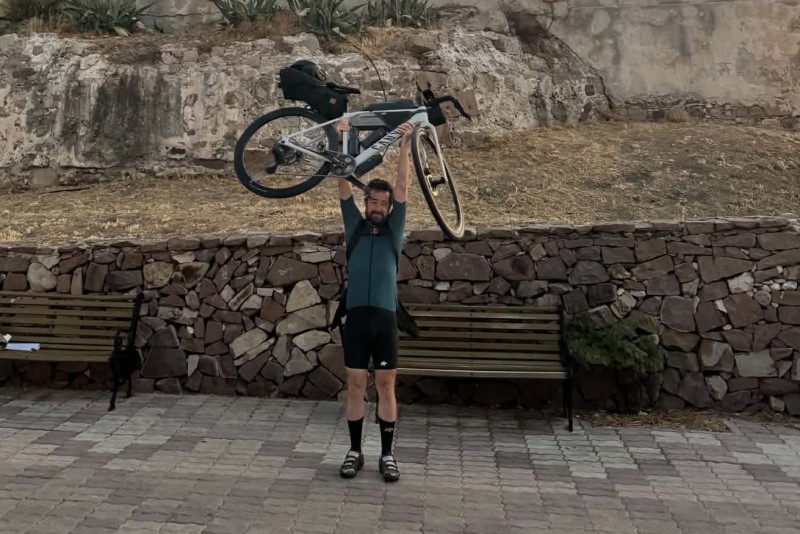 &Tau;&omicron; &pi;&omicron;&delta;&eta;&lambda;&alpha;&tau;&iota;&kappa;ό &tau;&alpha;&xi;ί&delta;&iota; &tau;&omicron;&upsilon; Steven Fack &alpha;&pi;ό &tau;&omicron; &Lambda;ό&kappa;&epsilon;&rho;&epsilon;&nu; &tau;&omicron;&upsilon; &Beta;&epsilon;&lambda;&gamma;ί&omicron;&upsilon; &sigma;&tau;&eta;&nu; &Lambda;έ&sigma;&beta;&omicron; &kappa;&alpha;&iota; &tau;&eta;&nu; &Mu;&upsilon;&tau;&iota;&lambda;ή&nu;&eta;